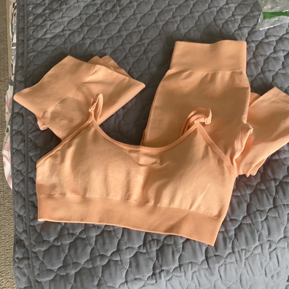 Yoga work out set size large shorts/leggings and adjustable sports top Large